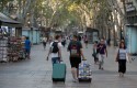 turistas-pasean-ramblas-barcelona turistas-pasean-ramblas-barcelona