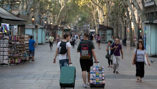 turistas-pasean-ramblas-barcelona