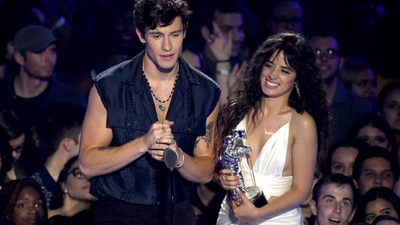 27 August 2019, US, Newark: Canadian singer Shawn Mendes (L) and US-Cuban singer Camila Cabello collect their best collaboration award during the MTV Video Music Awards 2019 held at the Prudential Center. Photo: -/PA Wire/dpa | -/PA Wire/dpa ep 27 august 2019 us newark canadian singer shawn mendes l and us-cuban singer camila cabello