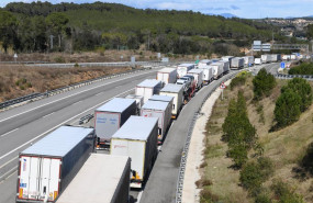 ep archivo   colas de camiones en la carretera