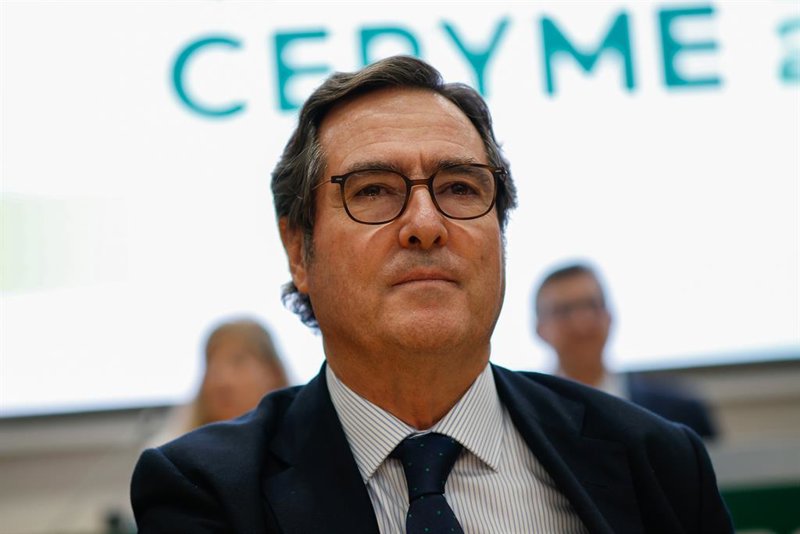 CEOE y Cepyme proponen una subida del SMI de hasta el 1,5% para 2026