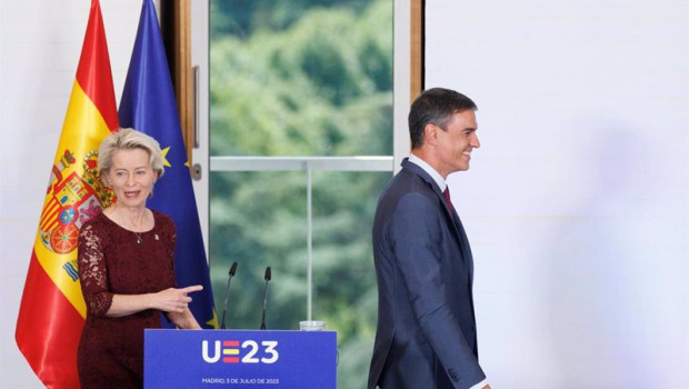 ep archivo   la presidenta de la comision europea ursula von der leyen y el presidente del gobierno 20231115133403