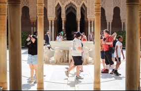 ep archivo   turistas en la alhambra de granada
