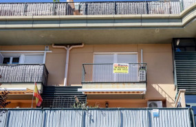ep archivo   un balcon con un anuncio de alquiler de una vivienda a 4 de agosto de 2023 en madrid