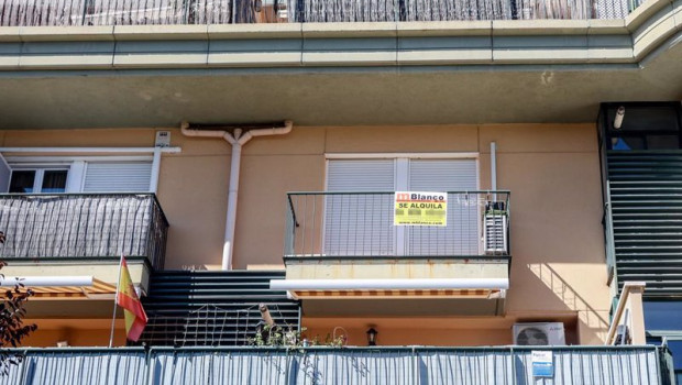 ep archivo   un balcon con un anuncio de alquiler de una vivienda a 4 de agosto de 2023 en madrid