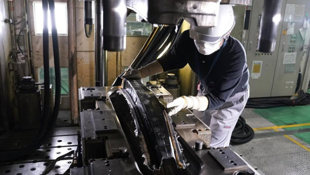 ep archivo   un operario de nissan fabricando una pieza de fibra de carbono