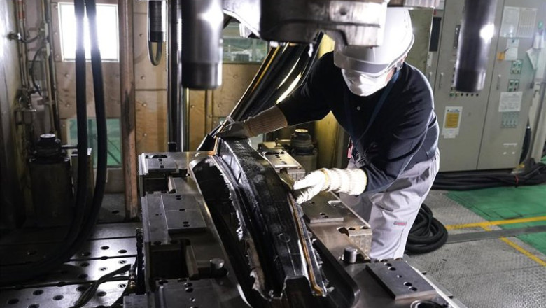Archivo - Un operario de Nissan fabricando una pieza de fibra de carbono | NISSAN - Archivo ep archivo un operario de nissan fabricando una pieza de fibra de carbono