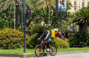 ep archivo   un termometro marca 45 grados a las 1400 de la tarde junto a un trabajador de glovo en