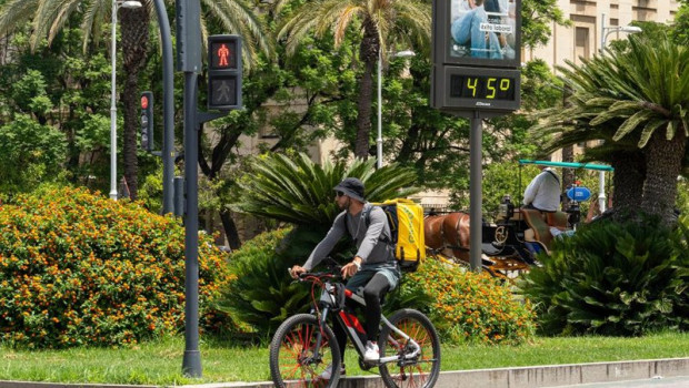ep archivo un termometro marca 45 grados a las 1400 de la tarde junto a un trabajador de glovo en ep archivo un termometro marca 45 grados a las 1400 de la tarde junto a un trabajador de glovo en