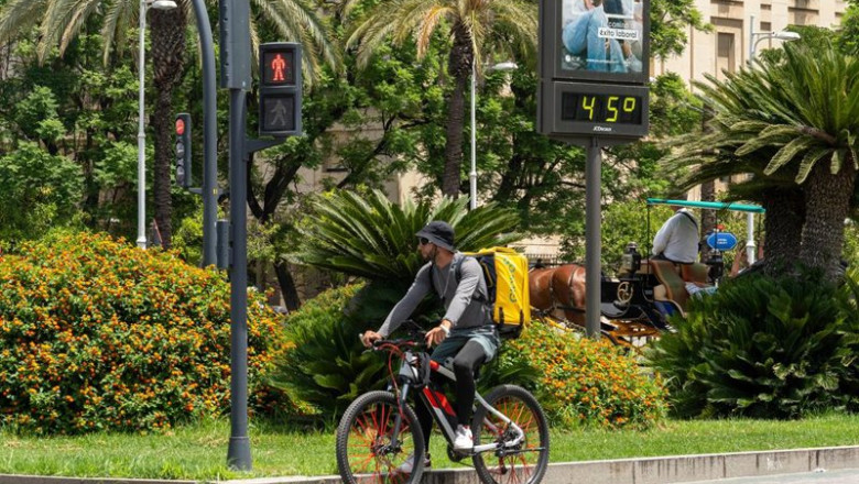 ep archivo un termometro marca 45 grados a las 1400 de la tarde junto a un trabajador de glovo en ep archivo un termometro marca 45 grados a las 1400 de la tarde junto a un trabajador de glovo en