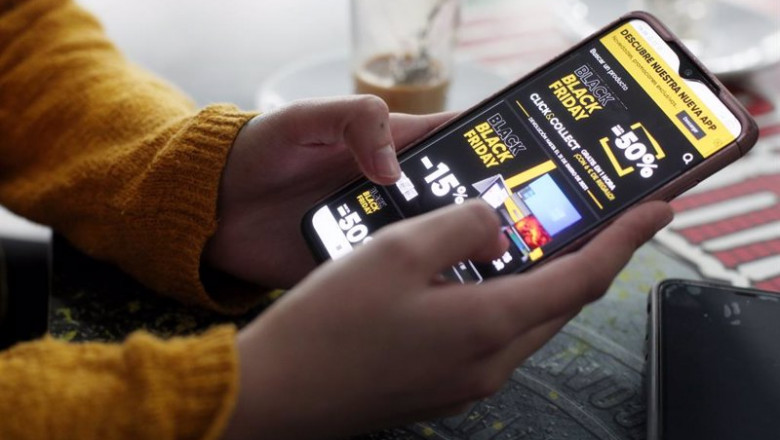 ep archivo - una joven consulta las ofertas de black friday de un comercio en su movil ep archivo - una joven consulta las ofertas de black friday de un comercio en su movil