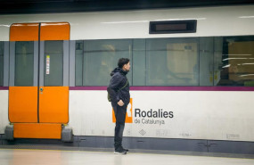 ep archivo   viajeros cogen un tren en la estacion de sants en barcelona