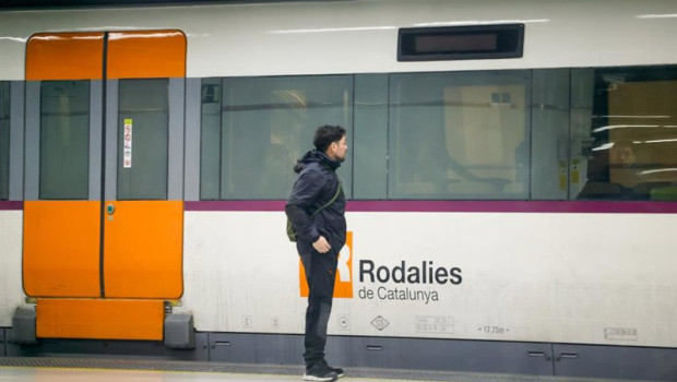 ep archivo   viajeros cogen un tren en la estacion de sants en barcelona