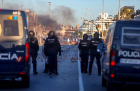 ep barricada en la huelga del metal en la avenida de astilleros en cadiz