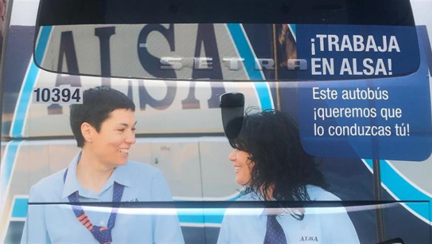 ep cartel de la campana de alsa en la parte trasera de uno de su autobuses