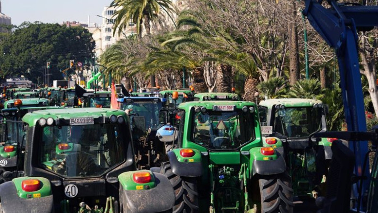 ep cientos de agricultores se concentran como protesta en el paseo del parque de malaga a 21 de ep cientos de agricultores se concentran como protesta en el paseo del parque de malaga a 21 de