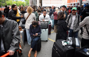 ep decenas de personas esperan en las inmediaciones de la estacion de atocha almudena grandes tras