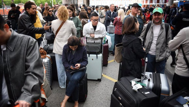 ep decenas de personas esperan en las inmediaciones de la estacion de atocha almudena grandes tras