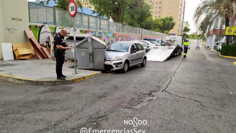 Denunciada una conductora sin carné que sextuplicó la tasa de alcohol y chocó contra contenedores | EMERGENCIAS SEVILLA ep denunciadaconductoracarne que sextuplico la tasaalcoholchoco contra contenedores