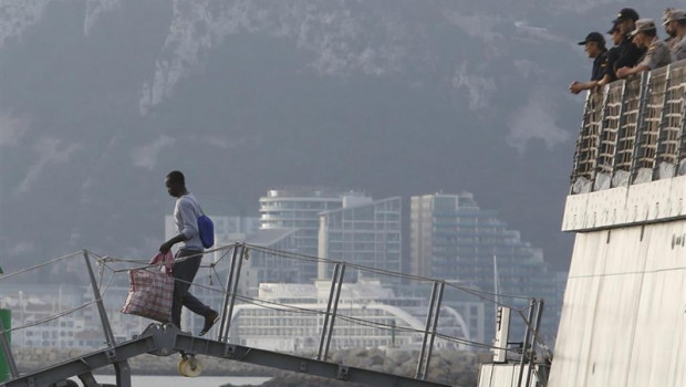 ep desembarco del buque audaz al muelle de crinavis con los 15 migrantes que viajaban a bordo del