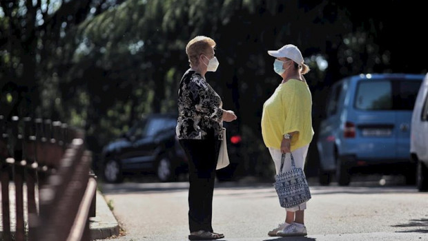 ep dos mujeres protegidas con mascarilla mantienen una conversacion en una de las calles del