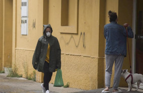 ep dos personas transitan por el barrio de san jeronimo durante el sexto dia de confinamiento por