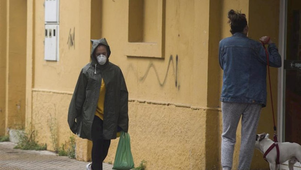 ep dos personas transitan por el barrio de san jeronimo durante el sexto dia de confinamiento por