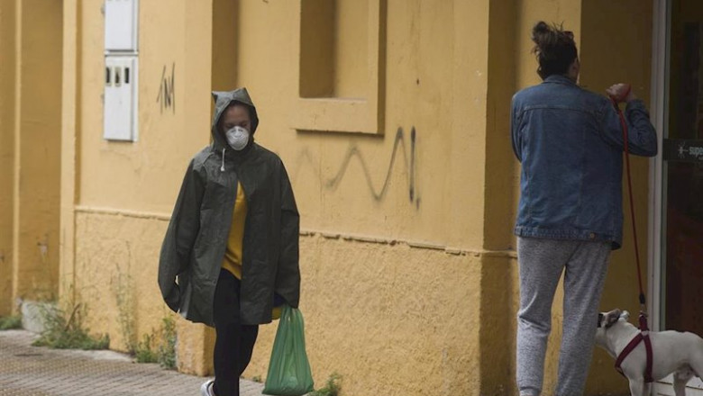 Dos personas transitan por el barrio de San Jerónimo durante el sexto día de confinamiento por coronavirus, en Sevilla | María José López - Europa Press ep dos personas transitan por el barrio de san jeronimo durante el sexto dia de confinamiento por