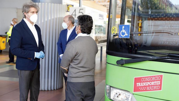ep el consejero de transportes movilidad e infraestructuras angel garrido habla con un conductor de