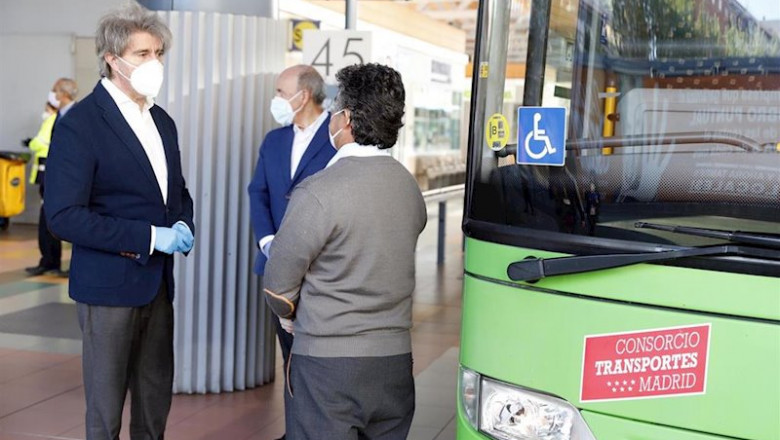 ep el consejero de transportes movilidad e infraestructuras angel garrido habla con un conductor de ep el consejero de transportes movilidad e infraestructuras angel garrido habla con un conductor de