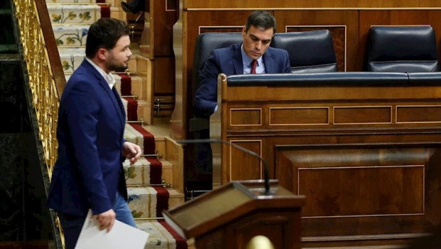 ep el diputado de erc gabriel rufian pasa ante el presidente del gobierno pedro sanchez
