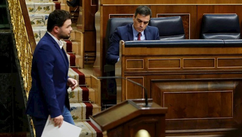 El diputado de ERC, Gabriel Rufián, pasa ante el presidente del Gobierno, Pedro Sánchez. | Pool ep el diputado de erc gabriel rufian pasa ante el presidente del gobierno pedro sanchez