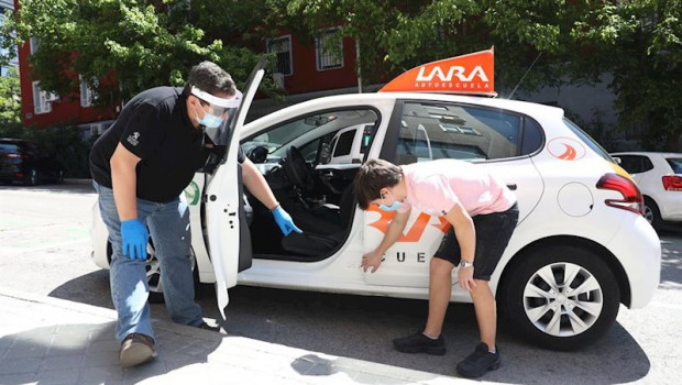 ep el director y profesor de autoescuela lara fernando lara protegido con mascarilla y guantes