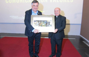 ep el fotoperiodista gervasio sanchez recoge de manos del arzobispo de zaragoza vicente jimenez el
