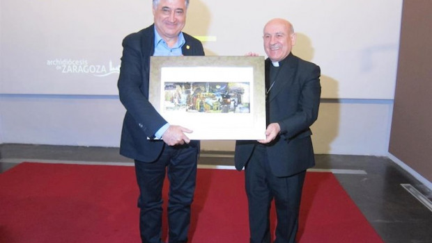 ep el fotoperiodista gervasio sanchez recoge de manos del arzobispo de zaragoza vicente jimenez el