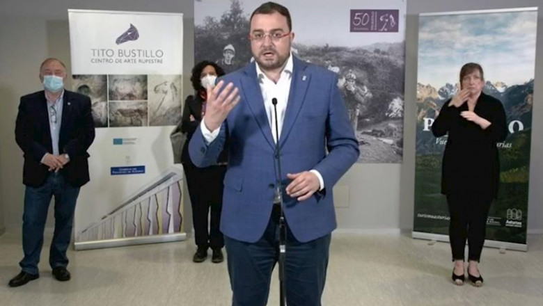 El presidente del Principado comparece ante los medios en el Centro de Arte Rupestre de Tito Bustillo, en Ribadesella. | EUROPA PRESS ep el presidente del principado comparece ante los medios en el centro de arte rupestre de tito