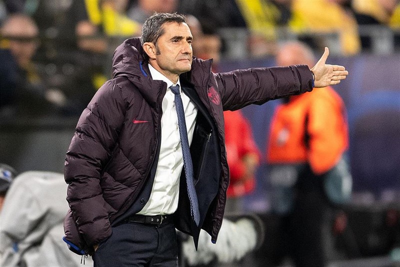 ep ernesto valverde da instrucciones a sus jugadores en el signal iduna park