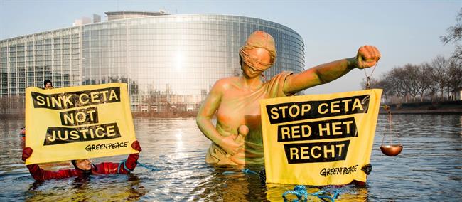 Greenpeace protesta ante el Parlamento Europeo en Estrasburgo contra el CETA | ERIC DE MILDT/GREENPEACE ep greenpeace protestaparlamento europeoestrasburgoceta