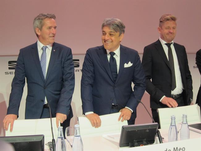 Holger Kintscher, Luca de Meo, y Wayne Griffiths (Seat) | Europa Press ep holger kintscher lucameo y wayne griffiths seat