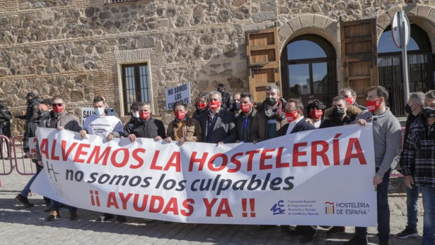 ep hosteleros de castilla-la mancha durante una marcha para pedir la apertura del interior de