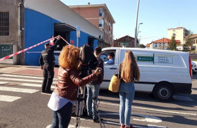 ep imagen del coche de la funeraria llegando a abanto tras el crimen de dos mujeres