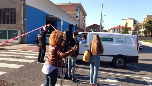 ep imagen del coche de la funeraria llegando a abanto tras el crimen de dos mujeres