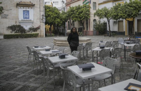 ep imagenes del impacto del virus del coronavirus en el sector turistico una camarera espera la ep imagenes del impacto del virus del coronavirus en el sector turistico una camarera espera la