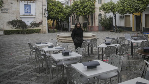 ep imagenes del impacto del virus del coronavirus en el sector turistico una camarera espera la