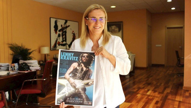 ep la alcaldesa de fuengirola ana mula con el cartel que anuncia el concierto de lenny kravitz en el