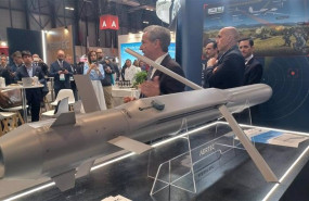 ep la bomba inteligente bat presentada por aertec en la feria internacional de defensa y seguridad