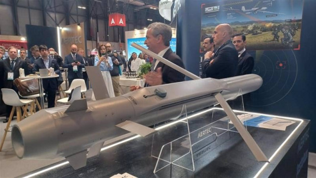 ep la bomba inteligente bat presentada por aertec en la feria internacional de defensa y seguridad ep la bomba inteligente bat presentada por aertec en la feria internacional de defensa y seguridad