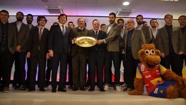 ep mendezvigo recibelos hispanosganareuropeobalonmano