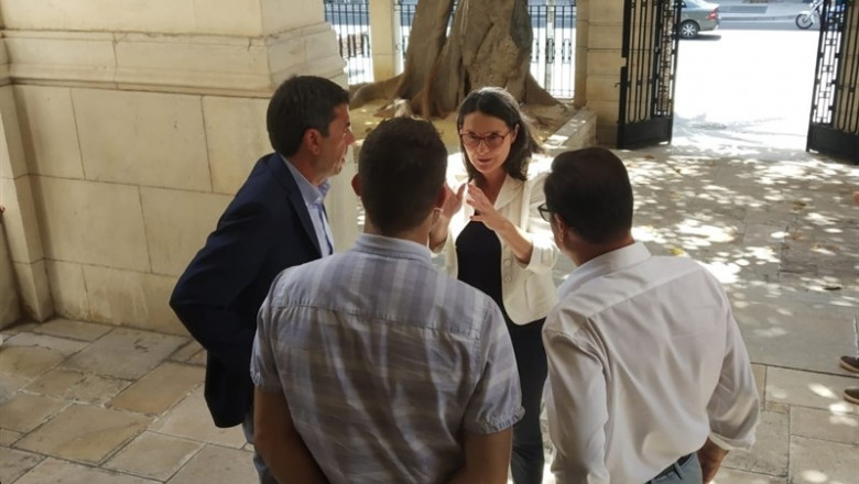 Mónica Oltra gesticula ante Carlos Mazón (izq), Gerard Fullana y Juan Bautista Rosselló, a las puertas de la Diputación de Alicante. | EUROPA PRESS ep monica oltra gesticulacarlos mazon izq gerard fullanajuan bautista rossello apuertasla diputacionalicante