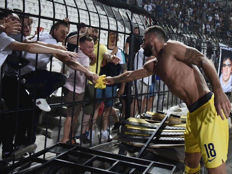 ep olivier giroud regalando una camiseta